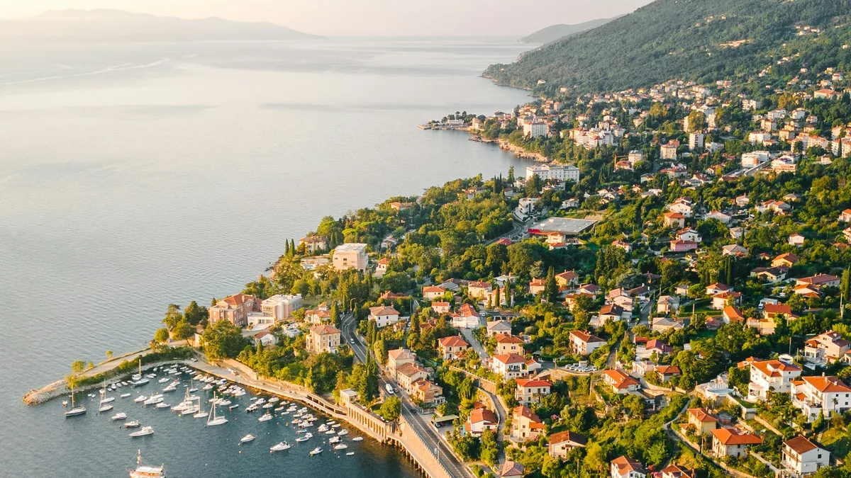 Illustration af kroatisk Adriaterhavskyst med klipper, øer og stenhus