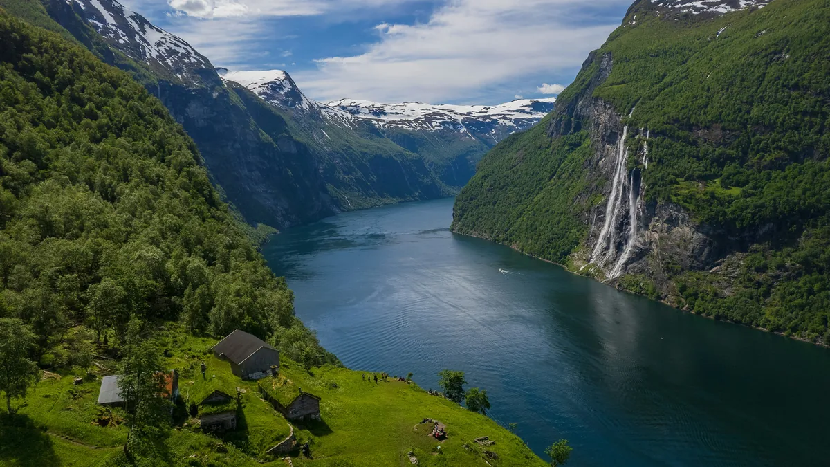 Illustration af norsk fjord, fjelde og hytte